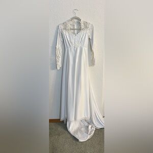 Vintage 1970s White Wedding 
Dress Simple Elegant Appliqué Floral